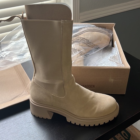 Steve Madden Women's Hesitant Lug-Sole Chelsea Booties....MSRP $139 - Picture 4 of 4